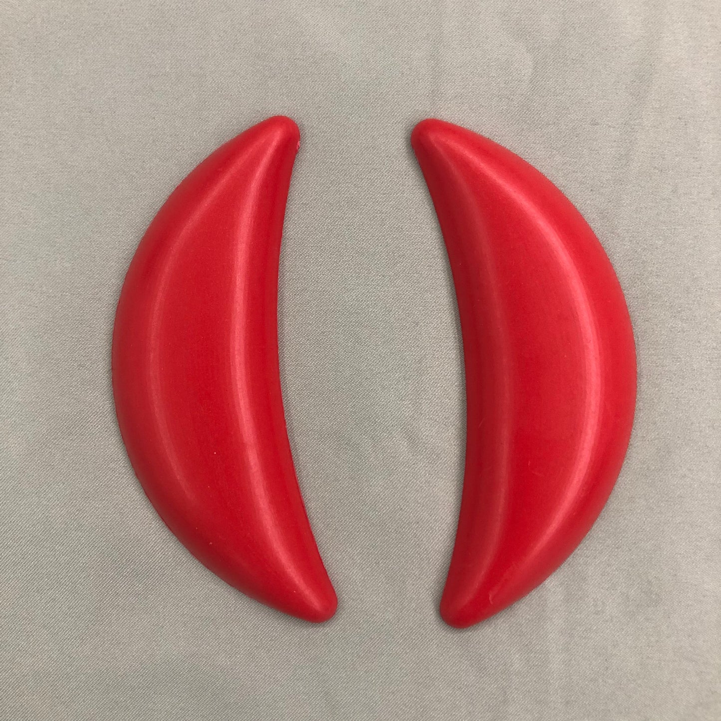 red plastic Jiaobei divination cups showing Shengbei (YES), Yinbei (NO), and Xiaobei (Laughing) results – ideal for beginners and travel