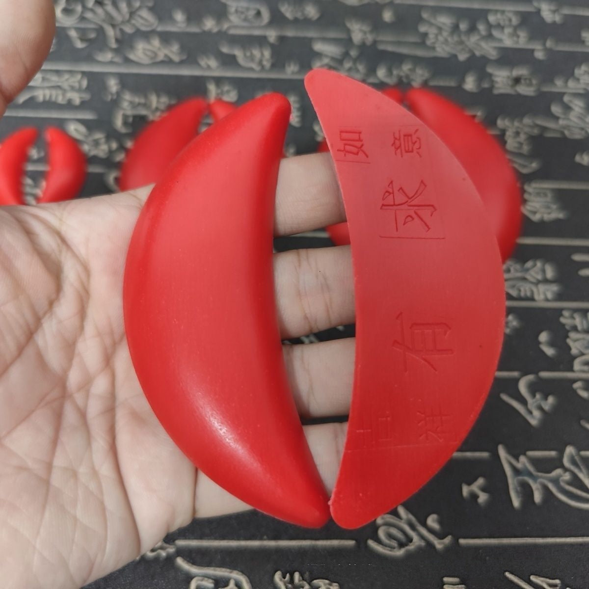 Home altar Jiaobei divination cups for Buddhist and Taoist worship – red crescent-shaped tools for daily prayer and guidance